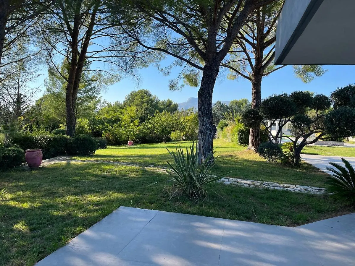 Lot De Deux Villas A Louer Dans Un Cadre Idyllique A Gemenos